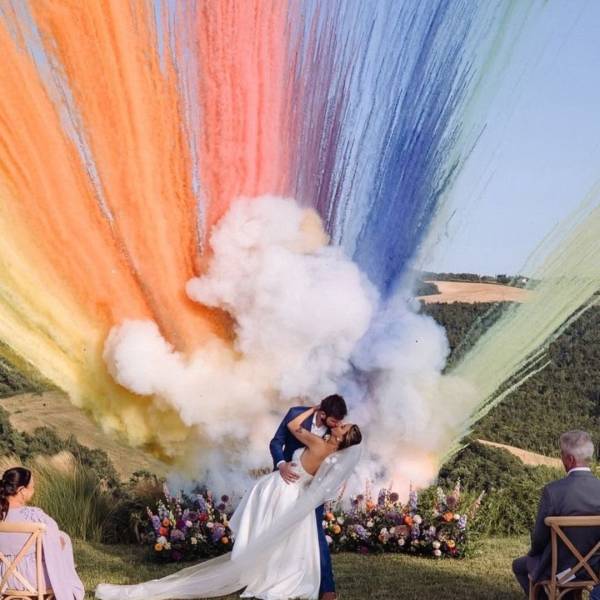 Feux de jour colorés : la tendance incontournable pour sublimer un mariage à Toulon