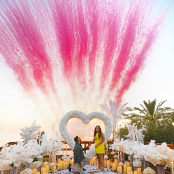 Une Demande en Mariage Féérique à Fréjus : Des Fumigènes de Couleur pour Sublimer