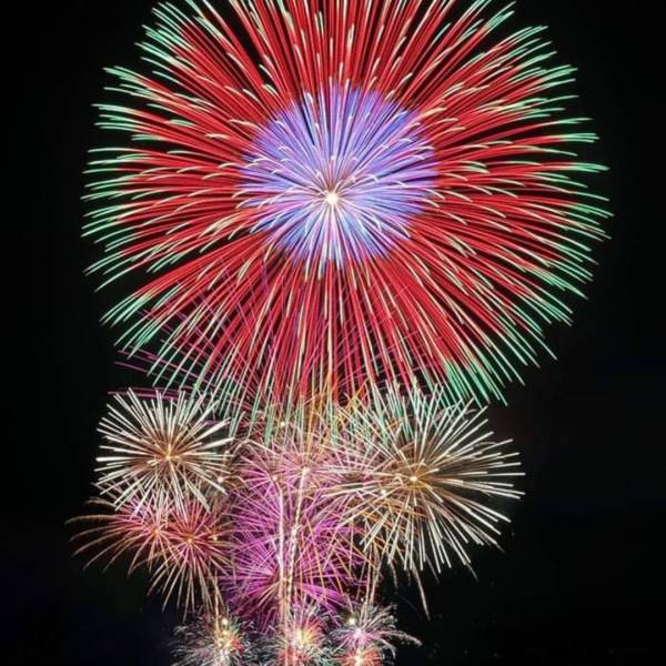 mise en place d'un feu d'artifice en bord de plage 