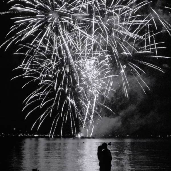 Mise en place d'un feu d'artifice à Fréjus à partager en couple 