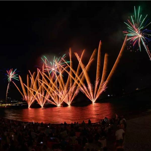 Mise en place d'un feu d'artifice à Roquebrune-Cap-Martin signé Colors Events