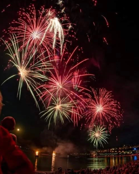 Réalisation d'un feu d'artifice à Roquebrune-Cap-Martin