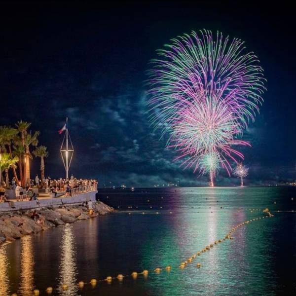 Feu d’Artifice Professionnel pour l’Été : Organisation, Sécurité et Spectacle Pyrotechnique sur Mesure avec Artificiers Qualifiés