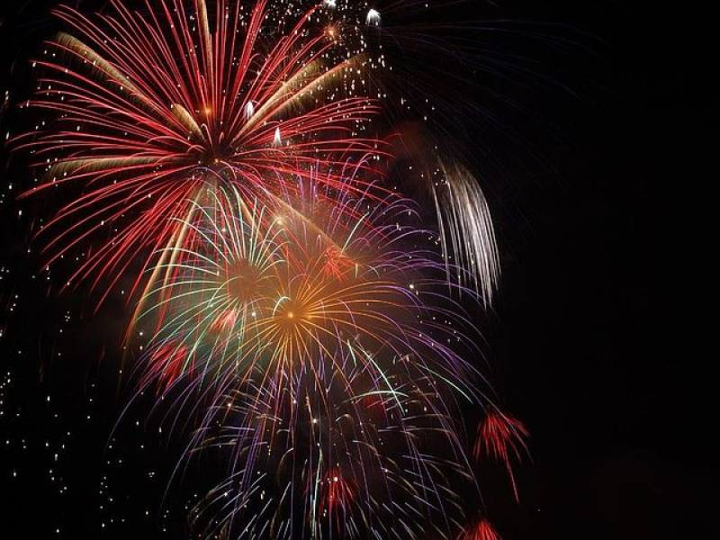 Est-ce que l'organisation d'un feu d'artifice privé de 5 minutes en bord de mer polluent à Juan-les-Pins ?