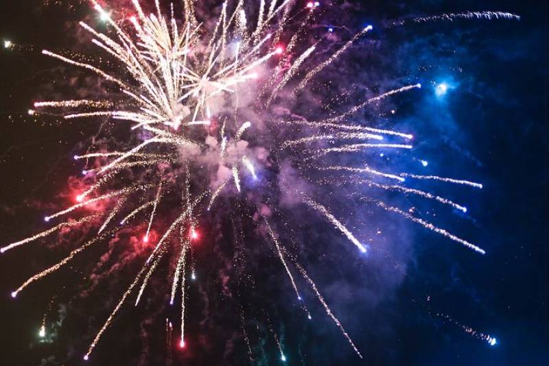 artificier pour l'organisation d'un feu d'artifice privé dans une grande entreprise pour fêter la fin du confinement à Antibes
