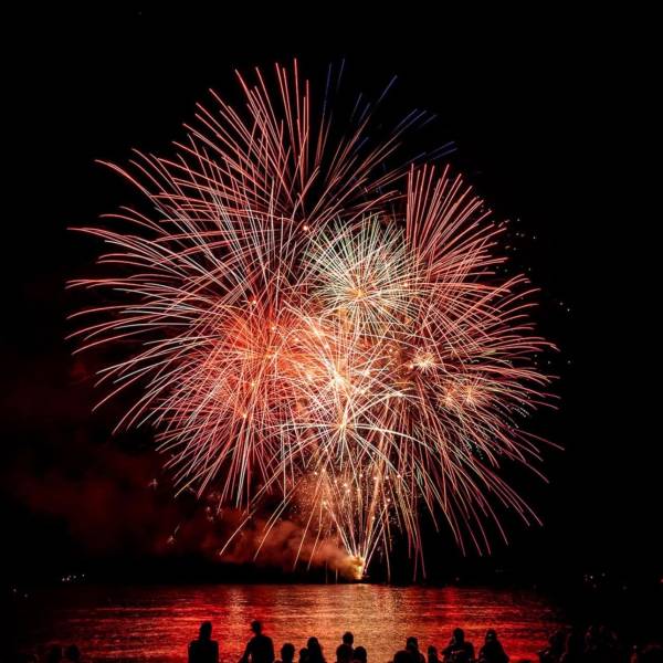 Un feu d’artifice d’exception au Lavandou : l’art maîtrisé par des artificiers qualifiés
