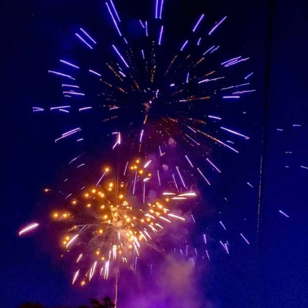 Mise en place d'un feu d'artifice à Néoules 