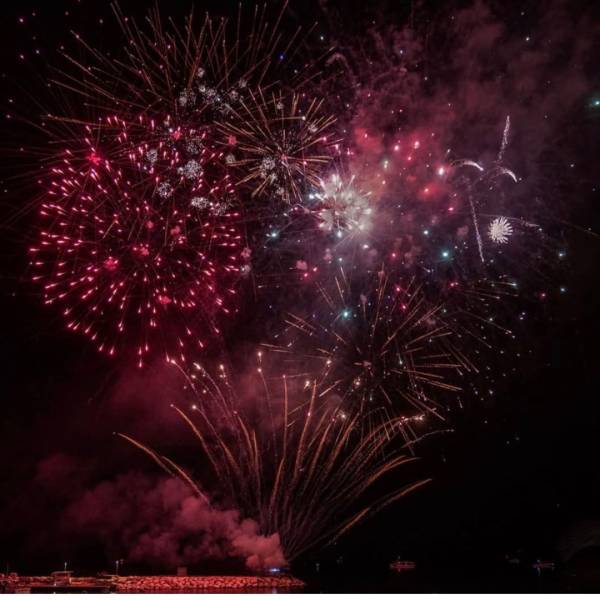 Mise en place d'un feu d'artifice au Lavandou 