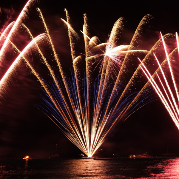 Un Spectacle Éblouissant au Ciel de la Ville : Le Feu d'Artifice de Colors Events