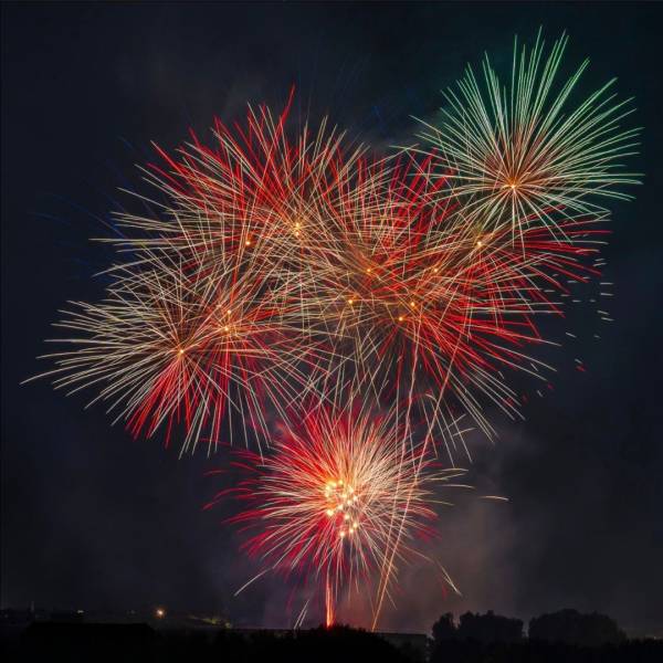 Mise en place d'un feu d'artifice à Salon de Provence