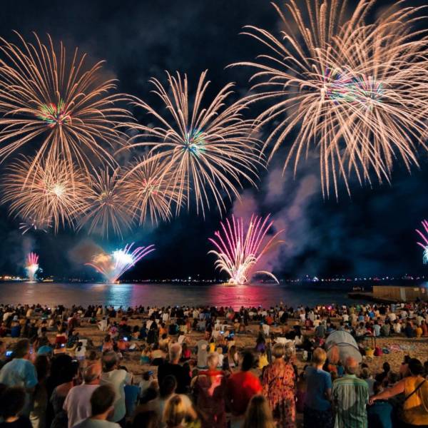 Feu d’artifice Colors Events à Sainte-Maxime | Spectacle pyrotechnique magique sur la Côte d’Azur